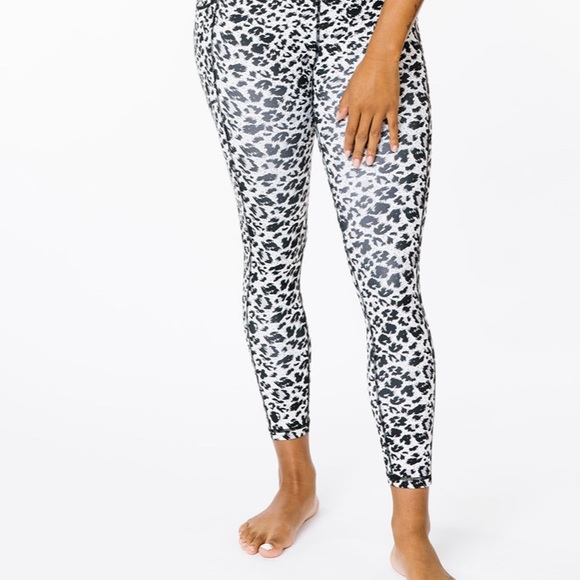 🌙 ZYIA Snow Leopard Brilliant hi-rise legging, Size 6-8 - Picture 2 of 3